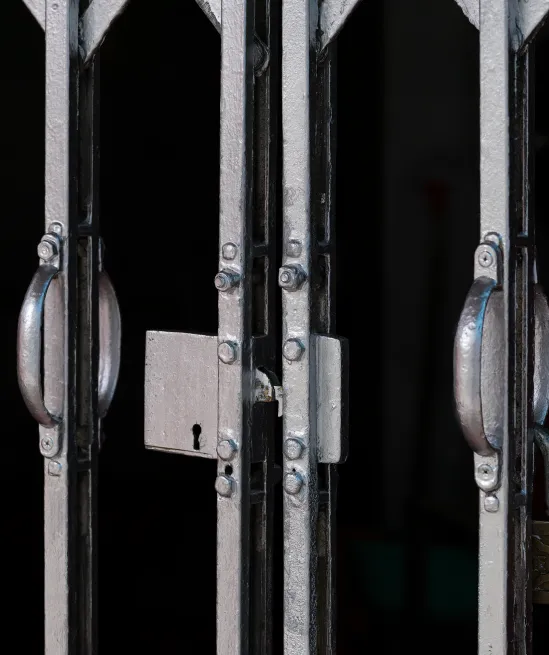 Instalação de grades pantográficas